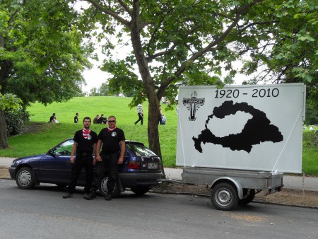 A kép 2010 június 4-én készült, Budapesten a Hatvannégy Vármegye Ifjúsági mozgalom trianoni felvonulásán, egy nappal előtte az újszászi megemlékezésen is így vettünk részt. 